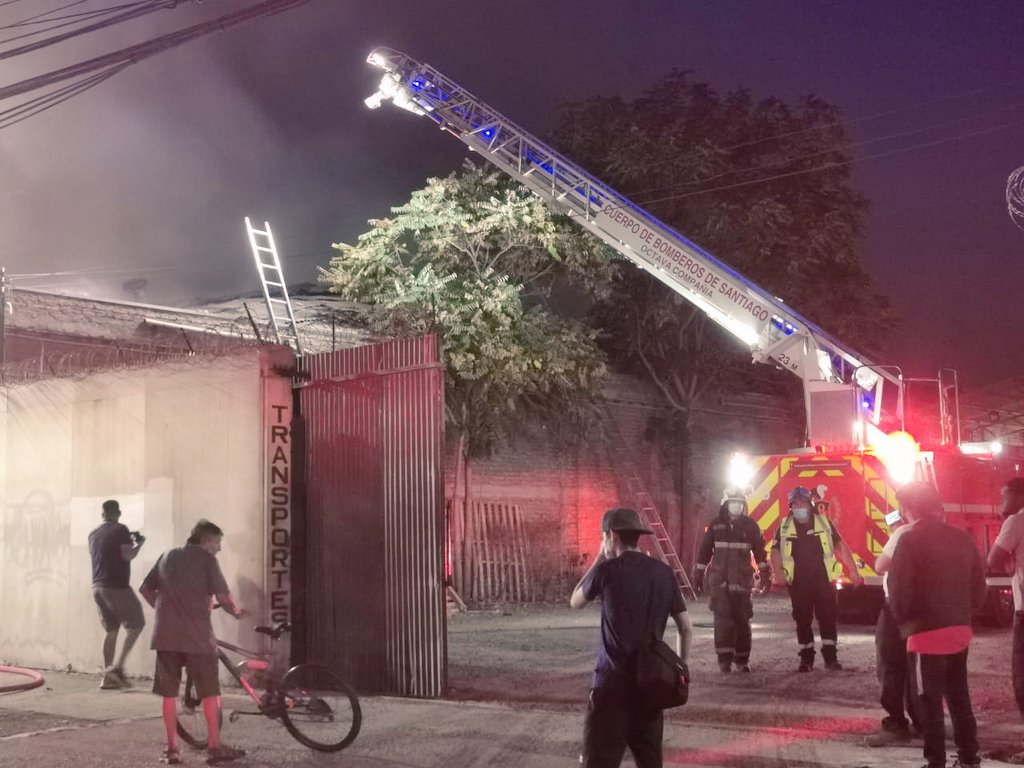 Trabajo <a href="/cbsantiago/">Cuerpo de Bomberos de Santiago</a> #incendio Victor Manuel y Sargento Aldea. <a href="/OctavaCBS/">Octava CBS</a>