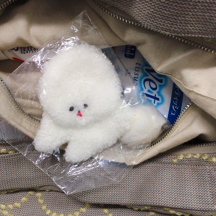 satokoke's tweet photo. 新年度はじまり。
カバンの中にはいつも御守り代わりに入ってる子。ブローチだけど。
見るだけでほっこりします。

バタバタな時間もカバンの中をちらり見て癒やしと深呼吸を。 https://t.co/YTFCqYIrZr