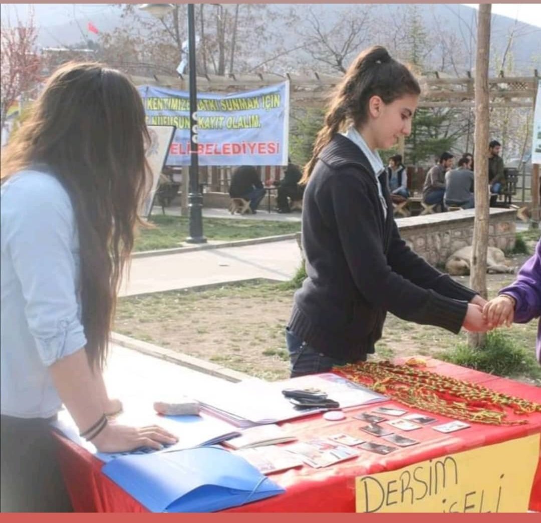 Ben gökçe kurban saçlarımı yolup kafamı kestiler... Unutulmasın ki bu topraklar bizim kanlarimizla sulandı ... Biz bu davaya(kavgaya) en güzel yaslarimizi canımızı başlarimizi verdik