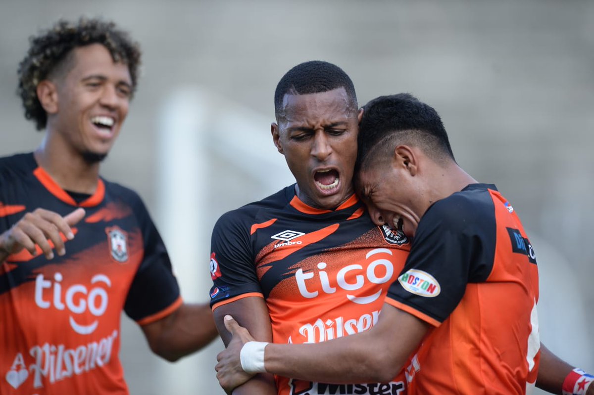 miltonaparicio's tweet photo. ¡NUEVO RÉCORD!

@nicomunoz21 marcó doblete en la victoria de @cdaguilaoficial 4-0 contra @Sonsonatefc.

Su gol al minuto 90+1 lo convierte en el máximo romperredes de @primerafutboles con 295 tantos.

#Cotizate

📸: Lissette Monterrosa de @EDH_Deportes https://t.co/bznnP6S5dN