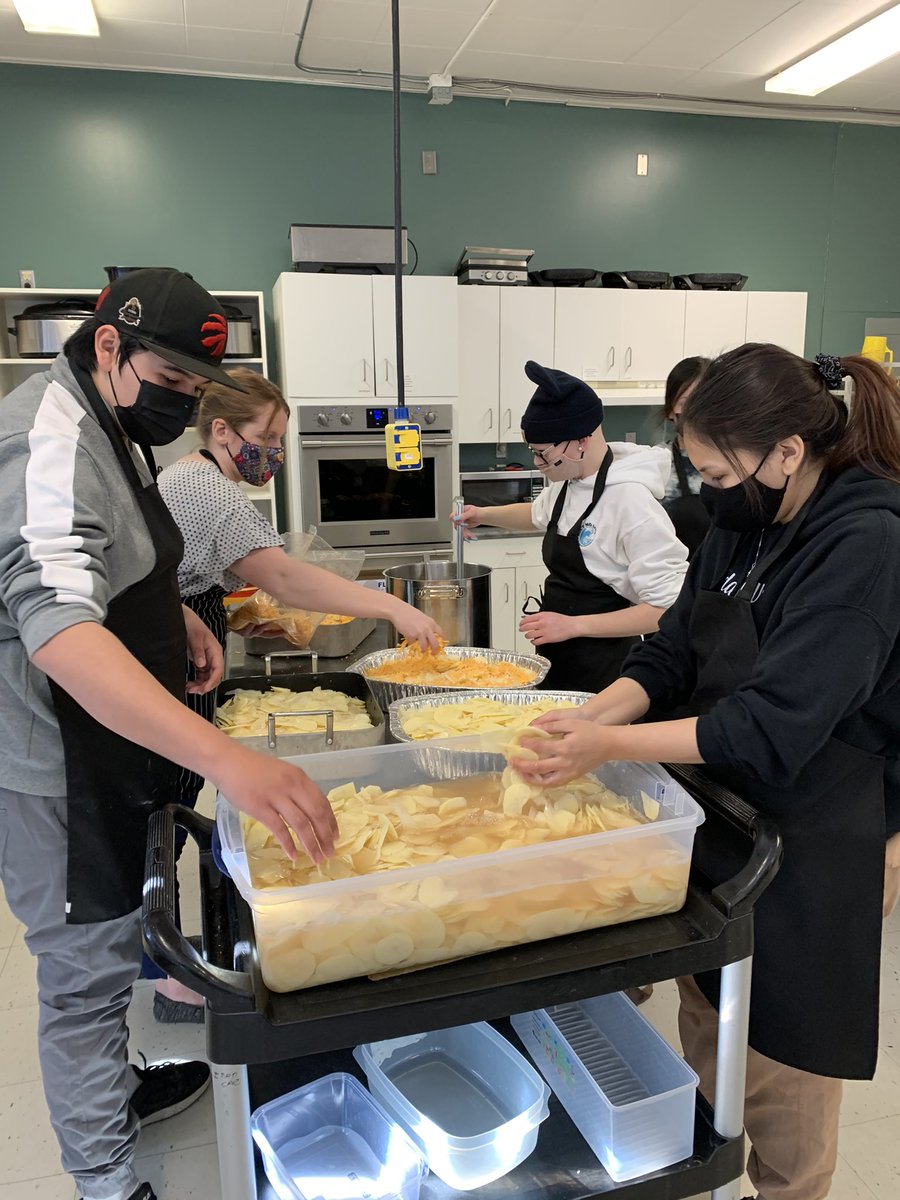 l_burym's tweet photo. It was a busy day in commercial cooking preparing Easter dinner for our school. So glad all of our Ss received a meal today as some may not get celebrate the holiday in such a way ❤️ #pssdknows #lcscares https://t.co/hYfJZ832Yl