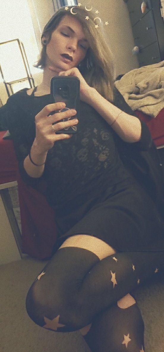 rhalgrsreach's tweet photo. hi everyone its me serena(she/her) happy #TDOV !! im a lesbian. i hope you all are doing well. here is my kofi https://t.co/238egtEFrW https://t.co/sWRRjy1i4y