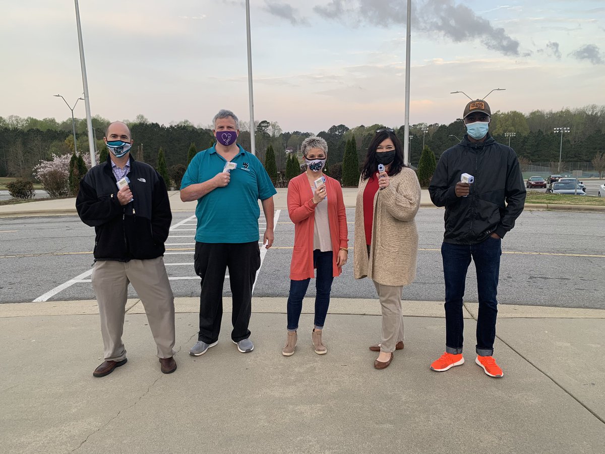jenwswartz's tweet photo. Grateful to this carpool crew for screening students in the cold and rain since October 19 to help us keep everyone safe and healthy 🐾😷 #westjrocks #wjpridefam #LoveMyWildcats @WjhsNc @JCPS_NC https://t.co/VwkA0STOtT