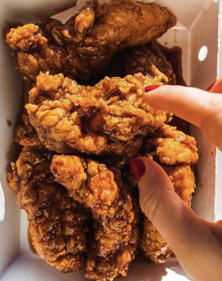 WingsMadison's tweet photo. Happy #WingsOverWednesday! RT this for a shot at a free pound of boneless wings! Must follow to be eligible to win! https://t.co/BVnuFXBJgi