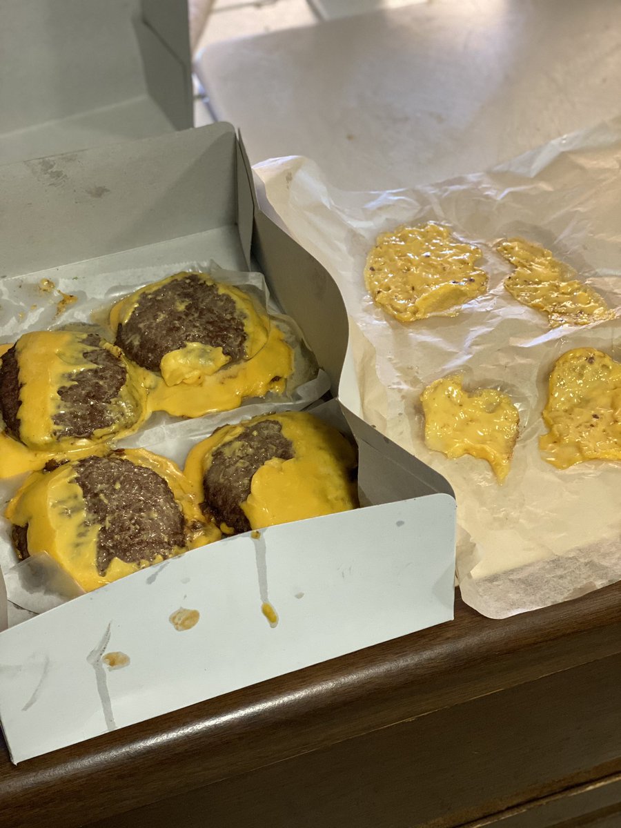 _jimmy_714's tweet photo. This might be one of the most disrespectful things that’s ever happened to me. It hurts to look at it. What did I ever do to you @Innoutburger18 for you to do this to me?! #Pain #CheeseLost #TheDutchmanHasFlownAwayWithTheCheese #RIPCheese https://t.co/QE1F4Pf6Uv