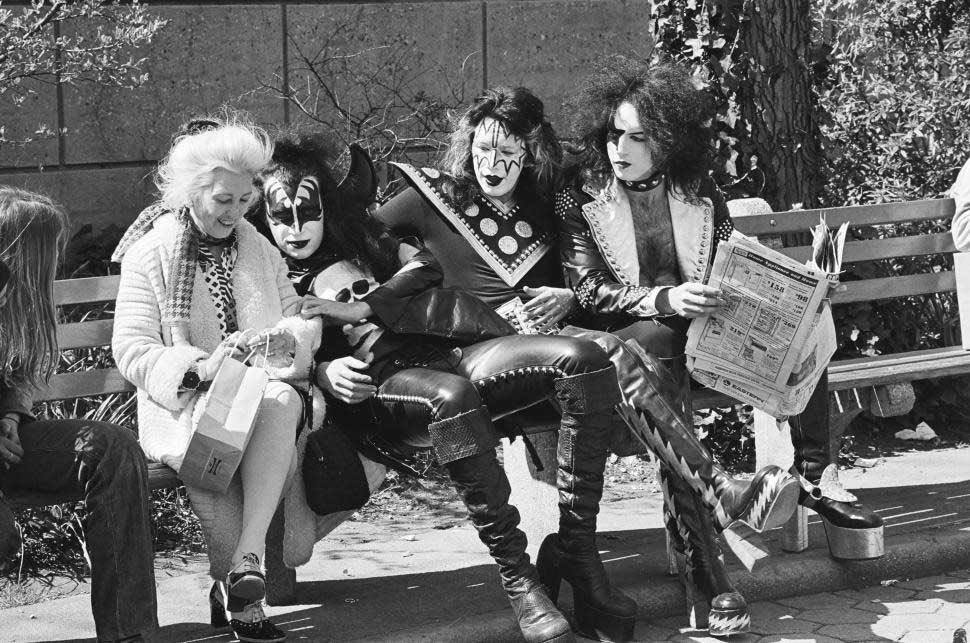 BoredWeb3's tweet photo. Kiss at Central Park, 1974. 📷 Waring Abbott. https://t.co/6HCNALI01n