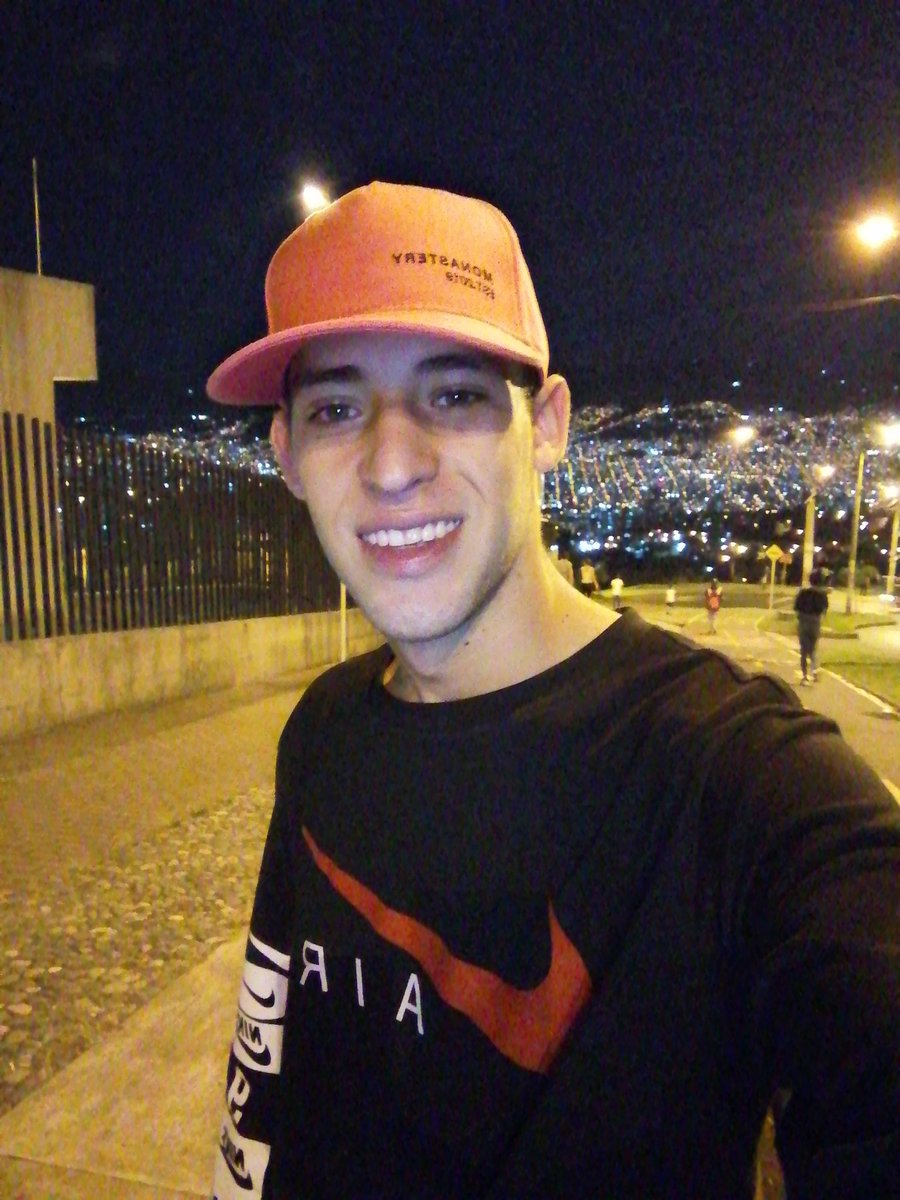 MussRick's tweet photo. #medellin #latinos #smile 🦁🤙 https://t.co/oQuuR93Aqt