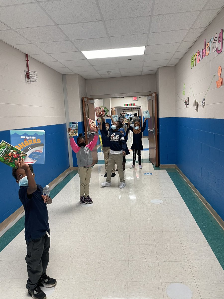 ParkAveElemMnps's tweet photo. Our 2nd graders got their @BookemNash books today!!! #readers #stillsocialdistancing #thankyousupporters https://t.co/PunjFpnYoy