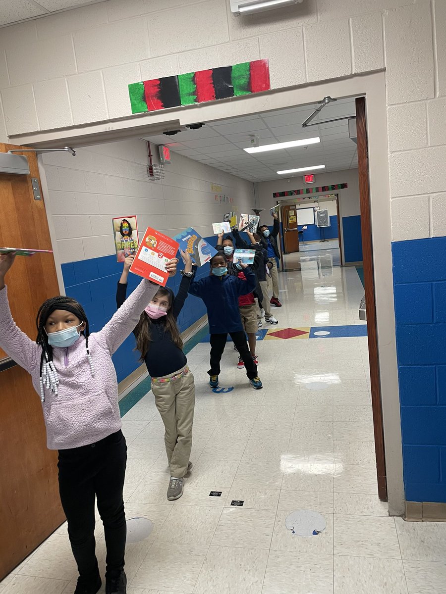 ParkAveElemMnps's tweet photo. Our 2nd graders got their @BookemNash books today!!! #readers #stillsocialdistancing #thankyousupporters https://t.co/PunjFpnYoy