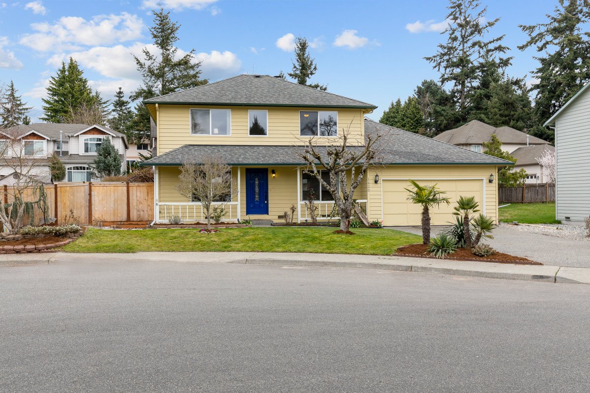 kari_haas's tweet photo. #JustListed in #Renton: Traditional Kennydale Cutie! 3 BD/ 2.5 BA/ 1,580 sf/ 7,137 sf lot. Details: https://t.co/Jm7SraPtqh Freshly updated with designer paint, new carpet and inviting formal living & dining areas #seattlerealestate #bellevuerealesetate #rentonrealestate #pnw https://t.co/8Mz07KYpnb