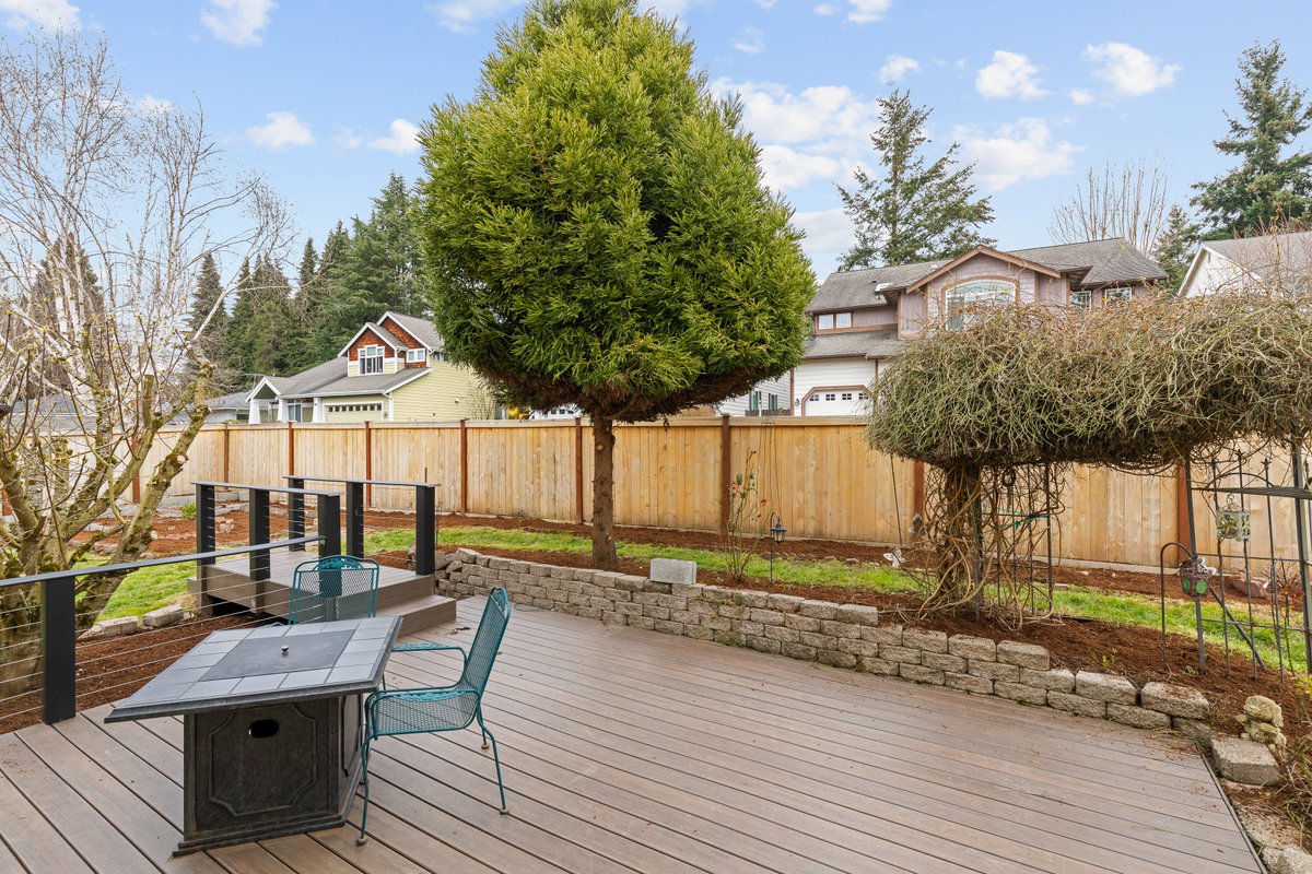 kari_haas's tweet photo. #JustListed in #Renton: Traditional Kennydale Cutie! 3 BD/ 2.5 BA/ 1,580 sf/ 7,137 sf lot. Details: https://t.co/Jm7SraPtqh Freshly updated with designer paint, new carpet and inviting formal living & dining areas #seattlerealestate #bellevuerealesetate #rentonrealestate #pnw https://t.co/8Mz07KYpnb