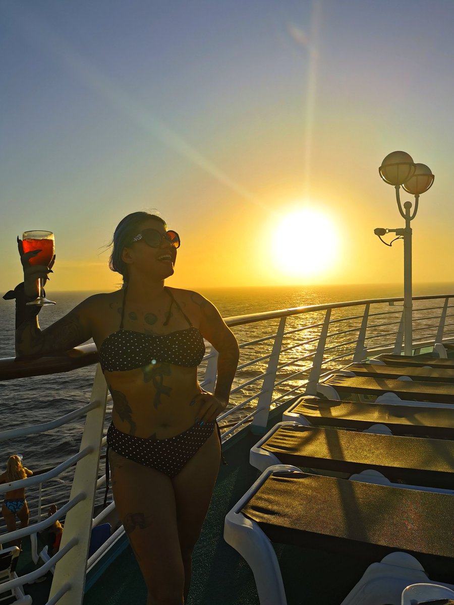 brendibu01's tweet photo. Aquí en, España, Aruba, un crucero y  con mi esposo gracias a él cochino dinero que gano de #onlyfans 😏 https://t.co/QAD7yvOmQF