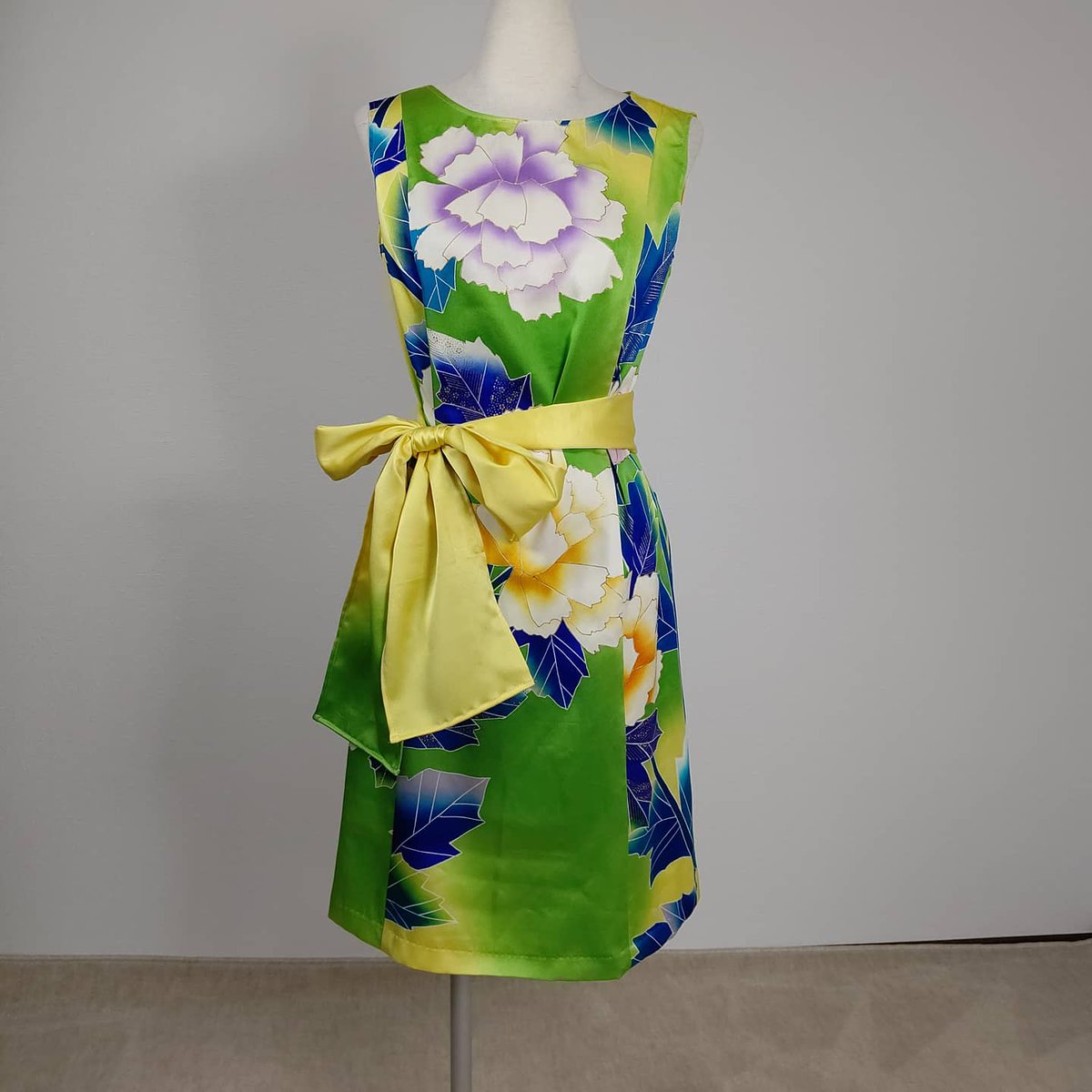着物リメイクzunezune ズネズネ 大きな花柄が可愛いです お手頃価格 着物リメイクワンピース 振袖ドレス ひざ丈 ワンピース 花柄ワンピース 春コーデ 結婚式お呼ばれ リゾートコーデ ミンネで出品中 メルカリ出品中 お出かけ着 Zunezune