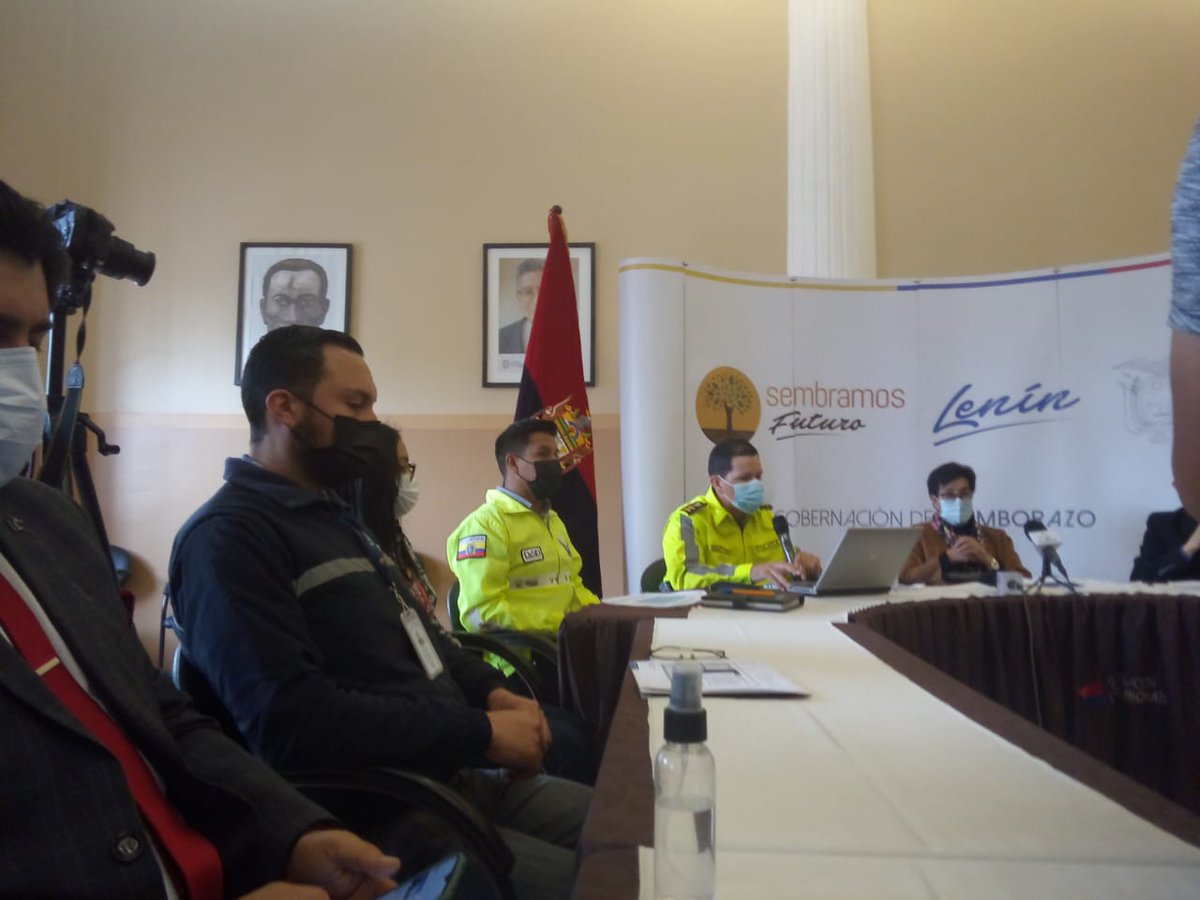 PoliciaEcuador's tweet photo. EN RUEDA DE PRENSA

Informamos los dispositivos de seguridad que @PoliciaEcuador implementará, durante feriado de Semana Santa, en #Chimborazo, #Esmeraldas y #ElOro

#ServirYProteger https://t.co/MZfQoVIhNQ