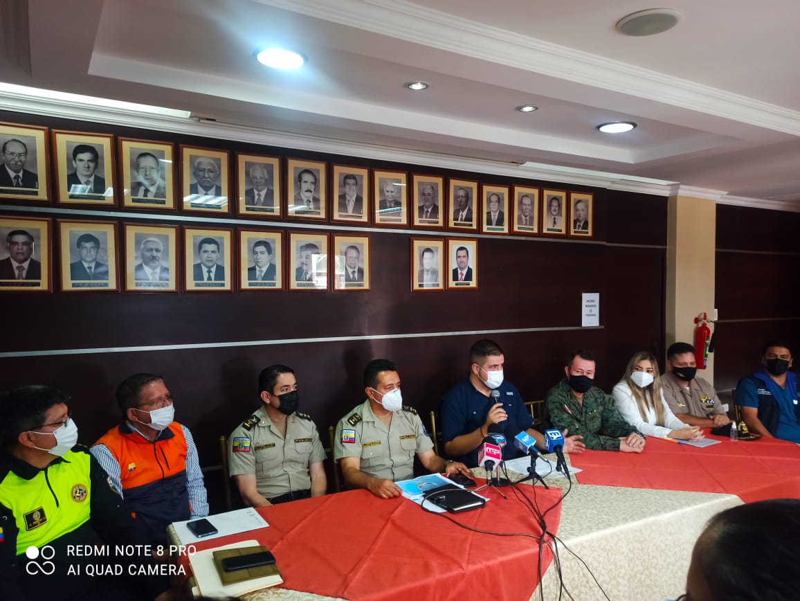PoliciaEcuador's tweet photo. EN RUEDA DE PRENSA

Informamos los dispositivos de seguridad que @PoliciaEcuador implementará, durante feriado de Semana Santa, en #Chimborazo, #Esmeraldas y #ElOro

#ServirYProteger https://t.co/MZfQoVIhNQ