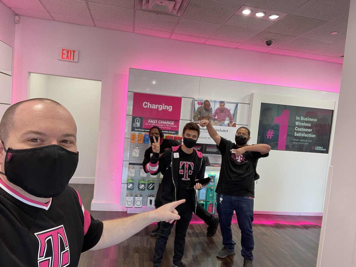 KevinMurray3's tweet photo. Please join me in celebrating both Axel &amp; Gailene getting promoted to Mobile Experts at #Beastfair today! 🎉🎉 #BAMily #WESTisBEST @AdrianVanHooser https://t.co/hjW2vduPo5