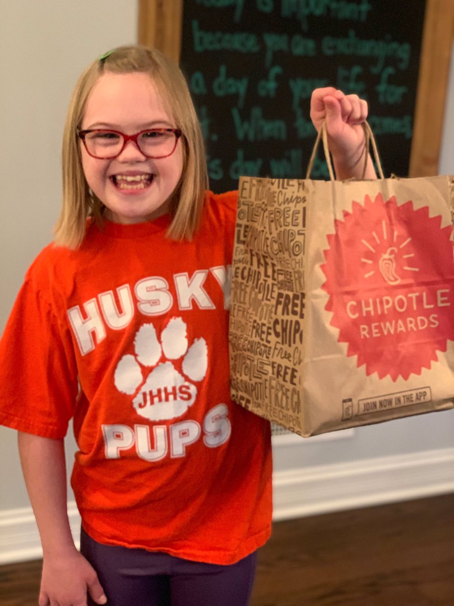 Mary_CoachFen's tweet photo. SuperFan AnnieO ready to dig into her @ChipotleTweets! #30MinLeft https://t.co/OnFcIkblXx