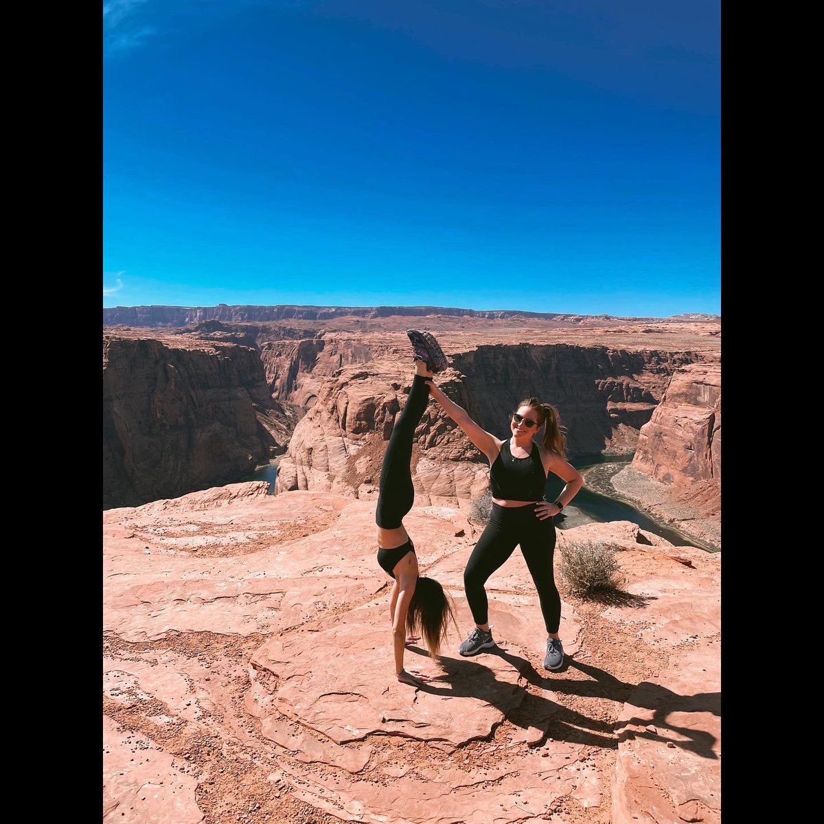 AimeeMere's tweet photo. supportive friends always help with the shot 👌🏼 https://t.co/7sVvcGNsCB