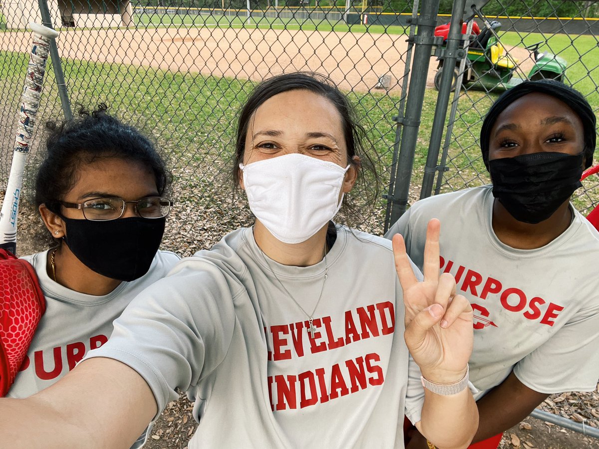 alyssahollie's tweet photo. @MrsShankleSmith Sometimes you have to share your WHY with other people. Cleveland Softball has some great kids! 🍎 🥎 #coachsecond #relationshipsmatter #Just4kids https://t.co/AecynWfI4i