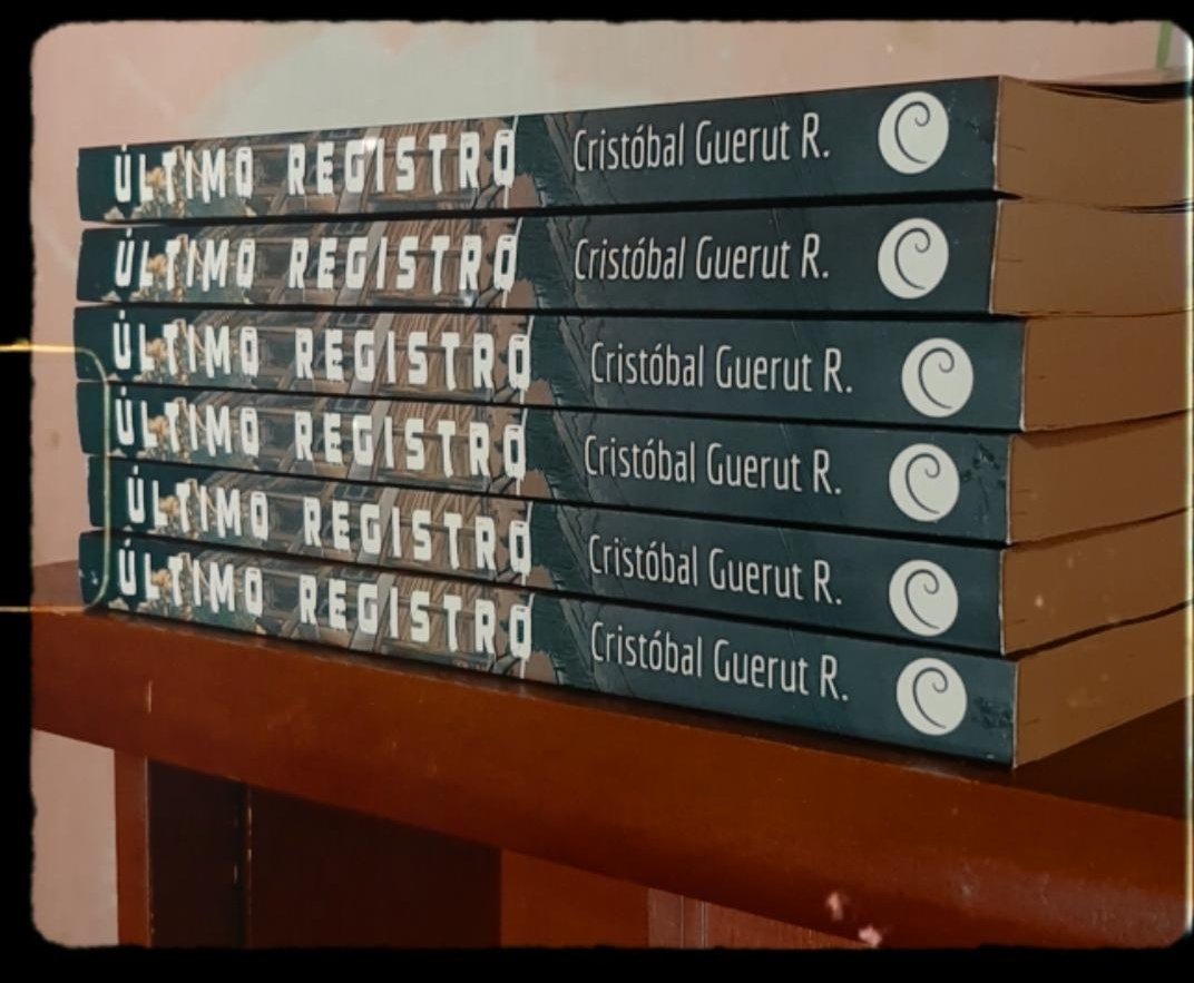 Hola, soy Cristóbal, tengo 25 años y soy un escritor que está comenzando una nueva etapa. Quería pedirles un favor, necesito pagar un psicólogo y quería saber si me pueden ayudar a darle rt a esta publicación y así motivar a la gente a comprar mi libro. Sale 10mil.