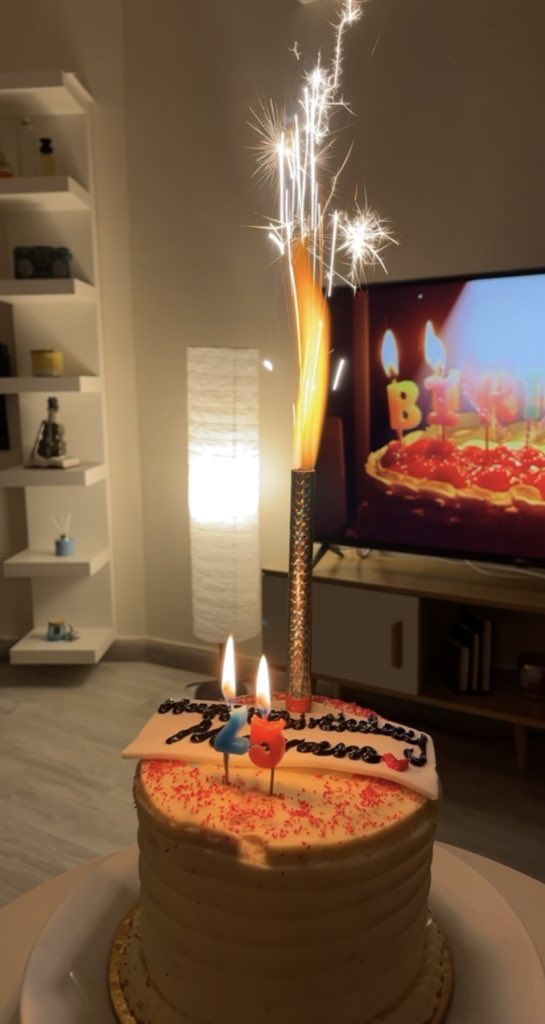 miss6ayof's tweet photo. @mrmr25 @n_ourah1 happy birthday maram 🎊🎉♥️. https://t.co/ejCRAi1qsl