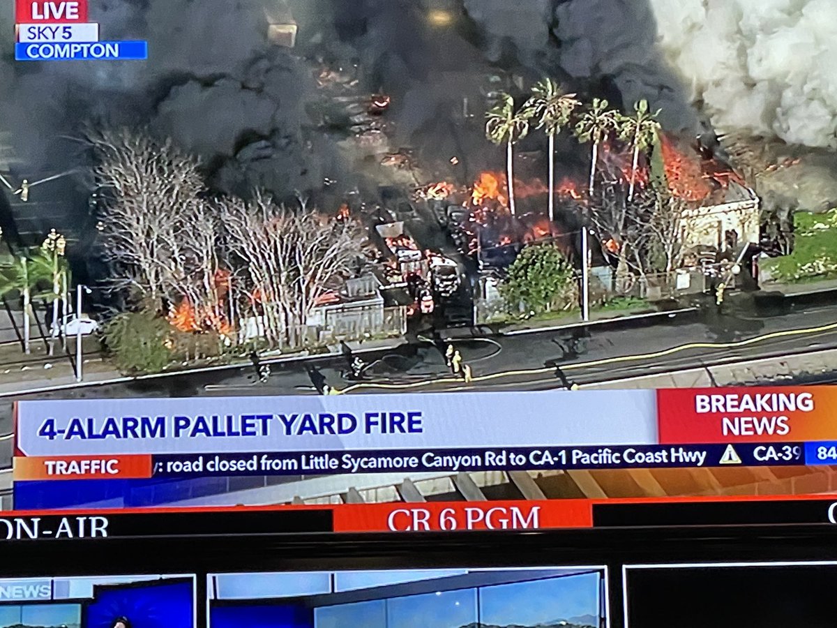 Do you see the plume of smoke?  4-alarm pallet yard #fire burning in Compton.  ⁦<a href="/heli_CvP/">Colton von Pertz</a>⁩ is live overhead now on ⁦<a href="/KTLA/">KTLA</a>⁩