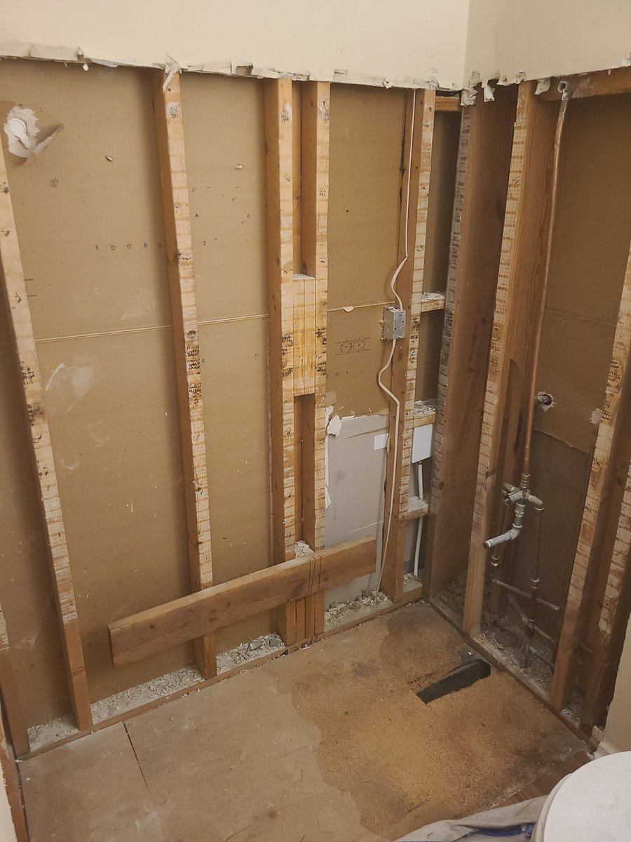 TaylorHaz_b's tweet photo. Demo done for a Acrylic Bathroom Remodel, next we refitting copper plumbing to pvc reinstalling drywall, waterproofing shower enclosure, adding the walk-in shower pan and sizing and cuting Acrylic panels for walls. #blackownedbusiness #blackowned #RonJustHandy #greenvillenc https://t.co/TYMCcUr1Lp