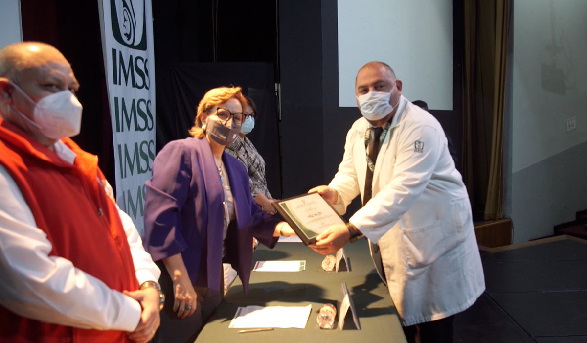 IMSS_BC's tweet photo. La Dra. @desiree_durante, titular del #IMSSBC y el Dr. César González Rocha, Secretario General del #SNTSS Sección 7, encabezaron el evento Reconocimiento a la Calidad y la Prestación de Servicios de Salud a Unidades Médicas de Mexicali y San Luis Río Colorado, Sonora. https://t.co/qUL5t9Xdw8