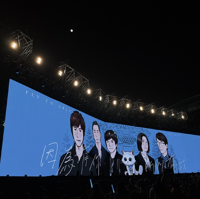 JohnCam53's tweet photo. 在年少輕狂裡曾經為壹個人很努力很努力過，其實真是很幸福的壹件事情。羨慕能在現場的妳們，#五月天 五月天我們的青春。
「好好好想見到妳」在妳的青蔥歲月，陪伴妳們的歌手又是誰呢？ https://t.co/jkBLMqKxqg