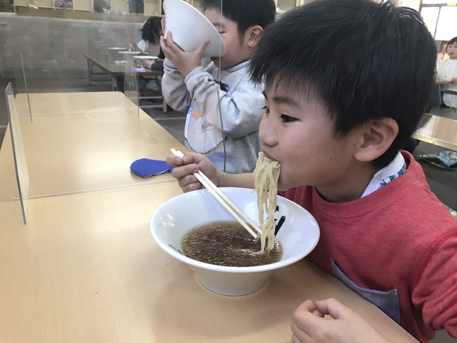 酒田ラーメン 花鳥風月 公式 移動販売 今週も花鳥風月号出動中 先日は介護施設へ 本日は鶴岡の学童施設へ 美味しい海老ワンタンメン作りに行くから皆んな楽しみに待ってて下さいねー 出張ラーメン T Co i3xtrzwu Twitter