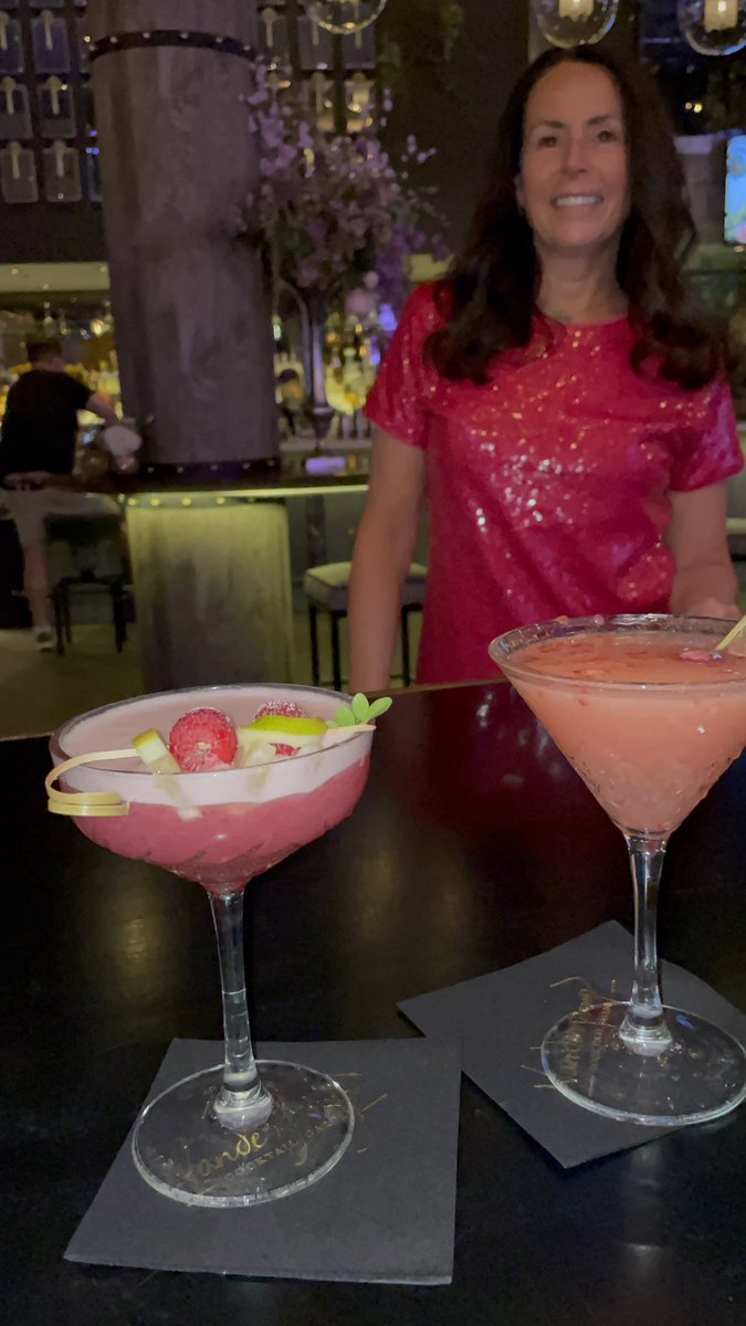 roseoftxas's tweet photo. Here for the 5th time 😊⁦@LisaVanderpump⁩ A must when in Vegas !!! #pumptini #velvbunny ❤️❤️❤️PINK for you ⁦@LisaVanderpump⁩ Cheers darling 🥂 https://t.co/riieFPi6yT