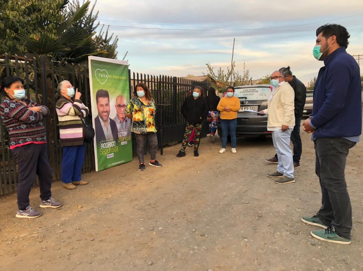 ChaniqueVictor's tweet photo. Seguimos en terreno conversando con las vecinas y vecinos de #TalcaRural.  

NUEVO TRATO, CERCANÍA Y GESTIÓN 100%.

#SepulvedaAlcalde #chaniqueconcejal
#SiempreContigo
@Ciudadanos__ https://t.co/PgASCIhVe9