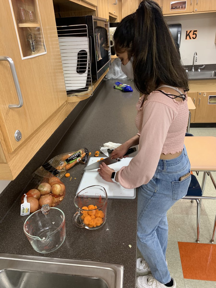 CBUnamiMS's tweet photo. Ms. Ericsson and the Soup Club worked to make homemade soup to donate to the Caring for Friends charity.  That’s the Warrior Way! #Unami https://t.co/y5tCIbruts