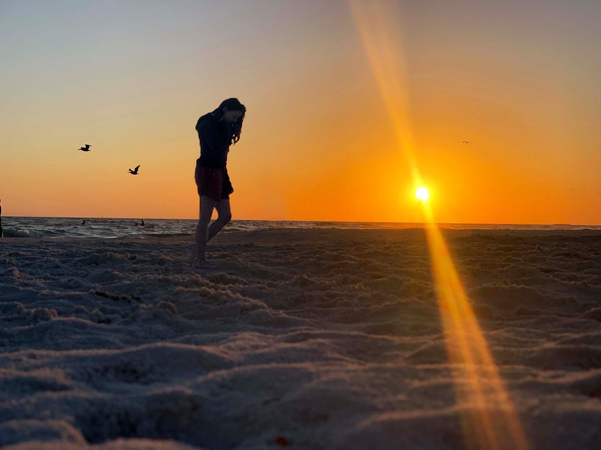 jamiepetitto's tweet photo. I booked a lead role in a feature film ✨

I can't wait to share all the details once I can share all the details. In the meantime, stay tuned for new comedy sketches!

📸: Catching a Siesta Key sunset after filming https://t.co/AMIMvmKzOU