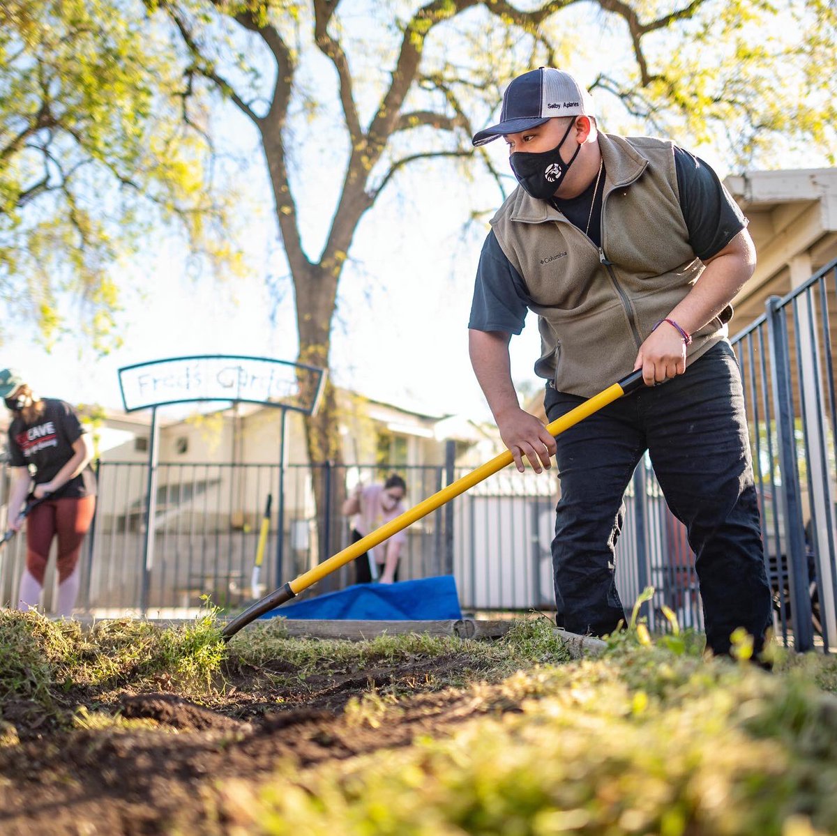JasonHalley_CSU's tweet image. It was a good day to get outside, and even better to see @chicostate students celebrate the legacy of César Chávez with the 'Cats in the Community day of service.#ThisIsChico
