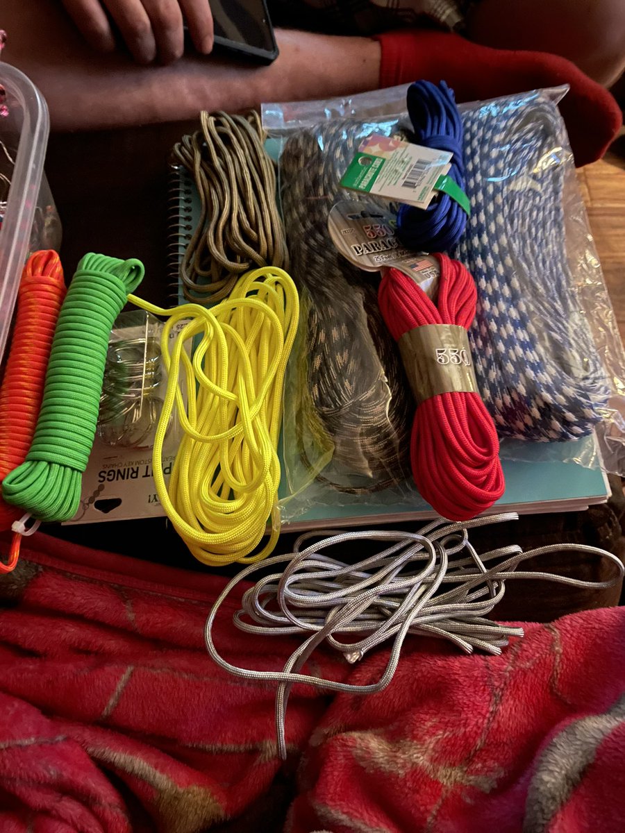 BishopGhostface's tweet photo. #customparacord #ordersomething #anycolors #keychains #lanyards #necklaces #chokers #ohshithandles Anything you need I can make for you! Five dollars for one or 5 for $20! https://t.co/1BWsNQiK8Q