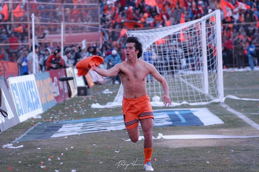 Bar_del_Zorro's tweet photo. Que de la mano de Kalule y el Pato la vuelta vamos a dar 🎶🦊 

Vamos #Cobreloa ! ⚽❤️ https://t.co/1icvwkgysG