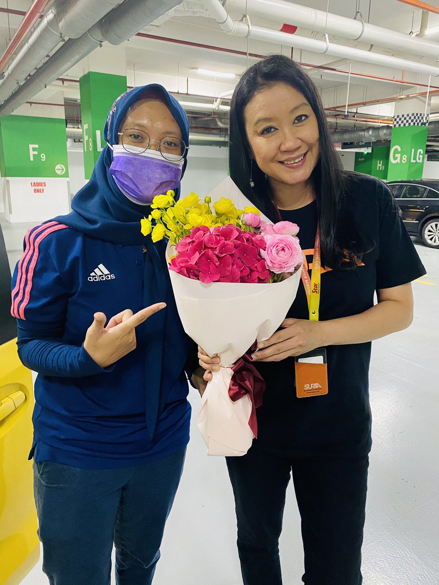 Dj Lin Suria Cinta On Twitter Djlin Dapat Flowerbouquet Dari Edaidris Katanya Sempena Kenaikan Pangkat Djlin Sebagai Pengurusbesar Suriafm Syukur Atas Rezeki Kurniaan Allah Antara Berita Plg Gembira Buat Lin Di Tahun 2021 Doakan