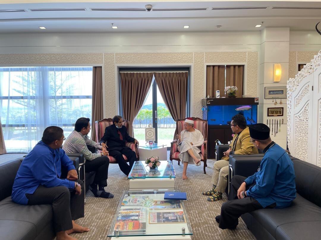tuantulis81's tweet photo. Bersama Dr Saeed N. Al-Hazmi, pengarah Muslim World League dalam pertemuan dengan  Yang Berhormat Senator Datuk Dr Zulkifli Mohamad Al-Bakri Menteri di Jabatan Perdana Menteri Hal Ehwal Agama di Putrajaya.

@drzul_albakri https://t.co/4NPiDeIdZt