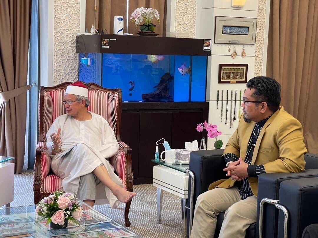 tuantulis81's tweet photo. Bersama Dr Saeed N. Al-Hazmi, pengarah Muslim World League dalam pertemuan dengan  Yang Berhormat Senator Datuk Dr Zulkifli Mohamad Al-Bakri Menteri di Jabatan Perdana Menteri Hal Ehwal Agama di Putrajaya.

@drzul_albakri https://t.co/4NPiDeIdZt