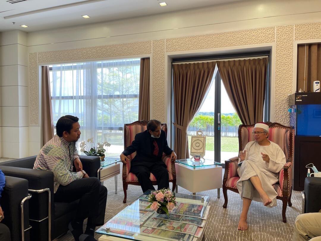 tuantulis81's tweet photo. Bersama Dr Saeed N. Al-Hazmi, pengarah Muslim World League dalam pertemuan dengan  Yang Berhormat Senator Datuk Dr Zulkifli Mohamad Al-Bakri Menteri di Jabatan Perdana Menteri Hal Ehwal Agama di Putrajaya.

@drzul_albakri https://t.co/4NPiDeIdZt