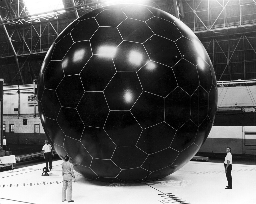 JohnMPowell1's tweet photo. Fast Balloons. The little known Air Force Grid Sphere Satellite. This was a balloon satellite similar to the Echo satellite. It was launched 1966 on an Atlas rocket. The black portions disintegrated in orbit leaving only the grid sphere.
https://t.co/UUXaT31lcH https://t.co/5hUtxW4UBT