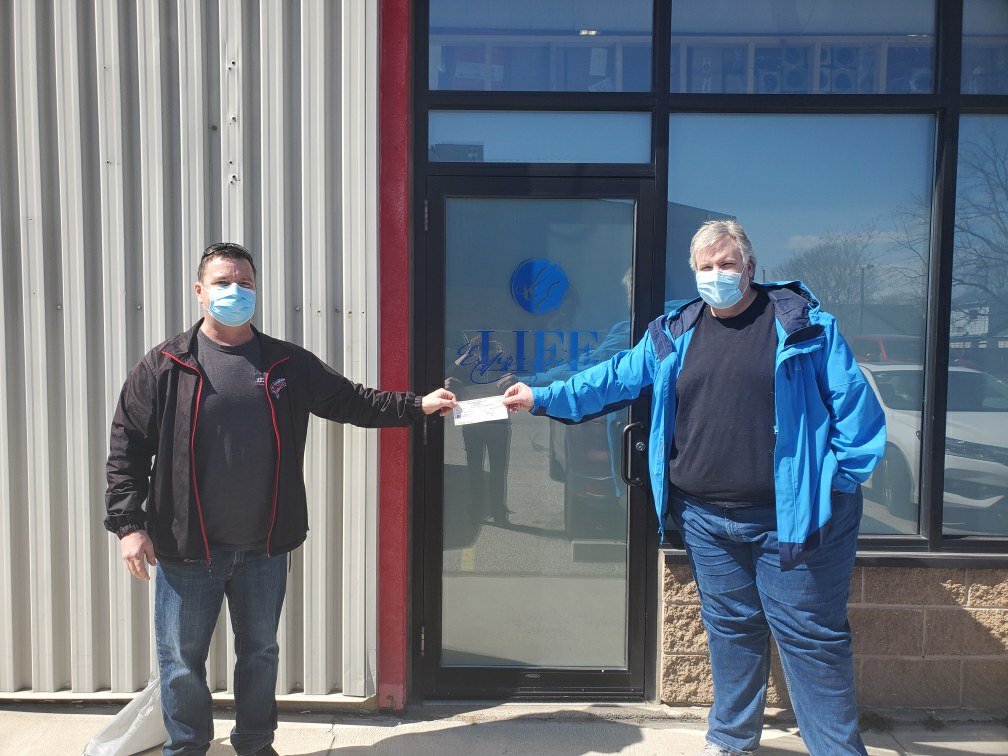 Big Thank You to Wallaceburg Kinsmen Club for their $1000 donation to Wallaceburg Minor Lacrosse Association.  
Pictured here is Griffins VP Ken O'Neil receiving the cheque from Kinsmen Member Steve Tamblyn.
Griffins Appreciate the Support!