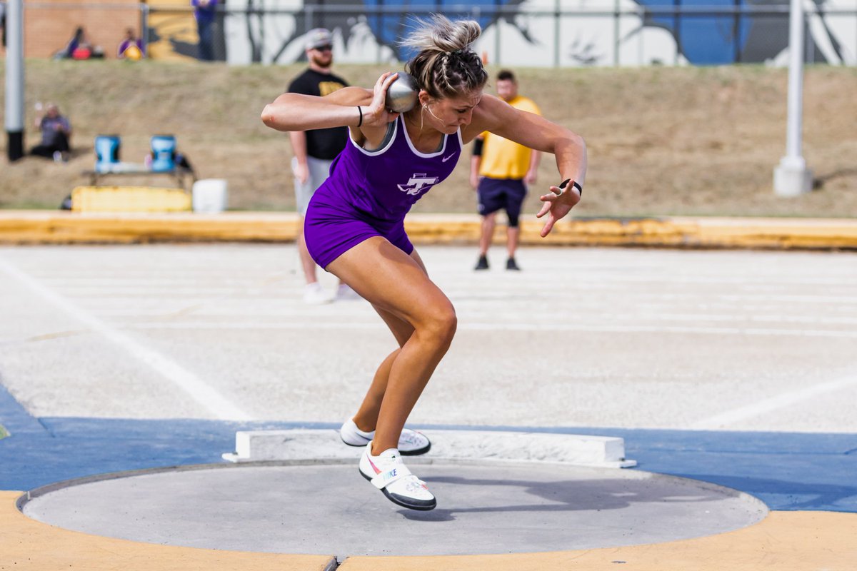 TarletonXCTrack's tweet photo. Emily has a real shot to win the heptathlon at the 𝘿𝙖𝙫𝙞𝙙 𝙉𝙤𝙗𝙡𝙚 𝙍𝙚𝙡𝙖𝙮𝙨 👀

• 2nd place after Day 1️⃣ with 3068 pts
• Won the shot put (38' 07") 💪
• Took second in the 100m hurdles (14.47) and high jump (5' 3.25") 👿

#TexanNation x  #HereComeTheTexans https://t.co/oVTRMzxhu3