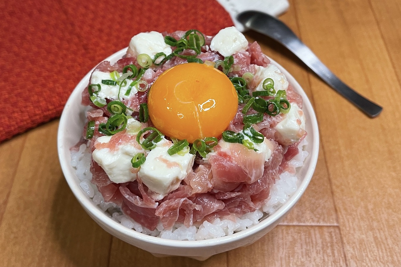 まるみキッチン 簡単レシピ ごま油香る 生ハムとクリームチーズ丼 生ハムとクリームチーズを小さくカット ビニール袋に を入れ 醤油 みりん ごま油 おろしにんにくを加え10分寝かす 白ご飯に 卵黄 きざみねぎをのせれば完成