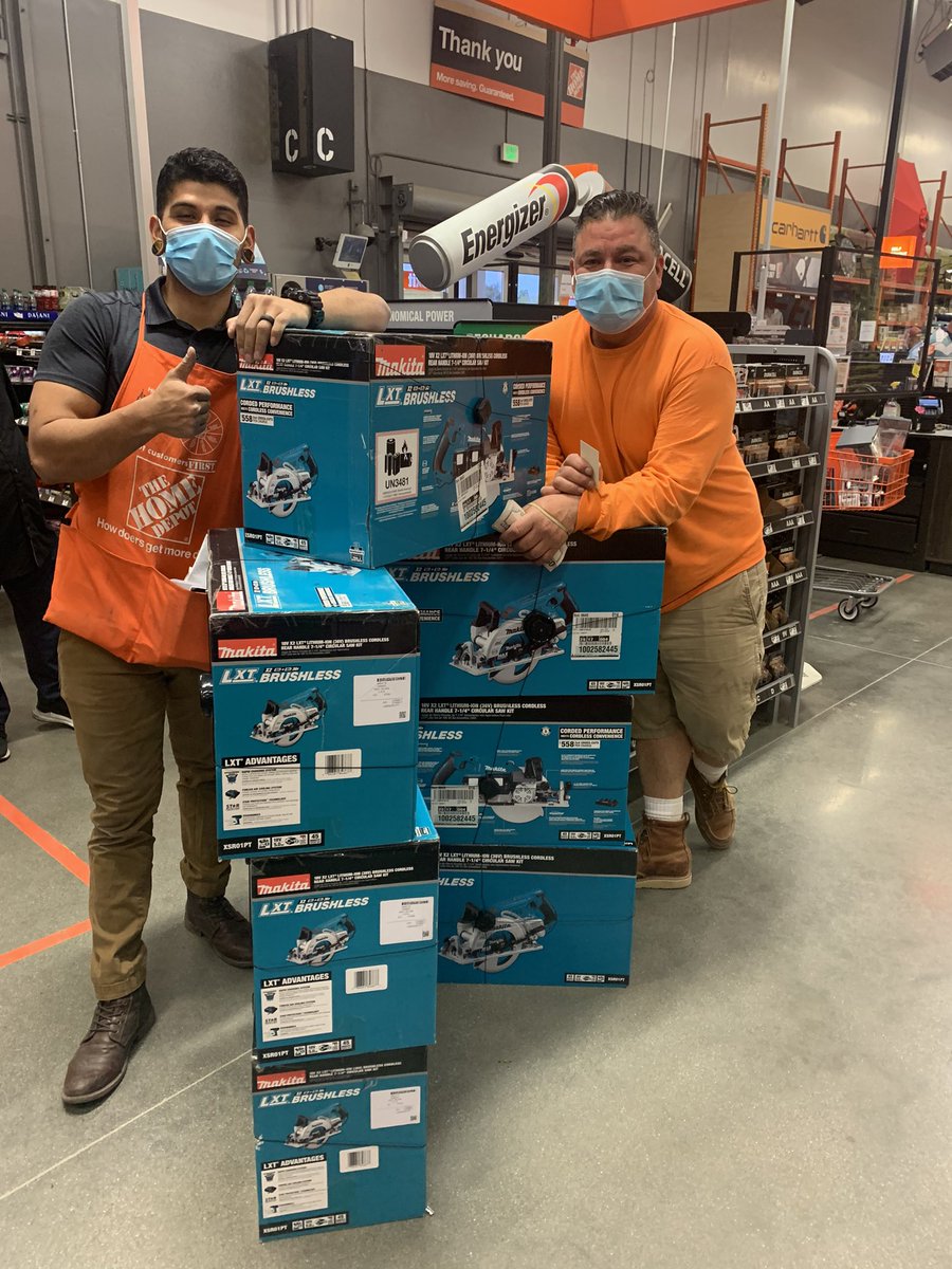 maria_6645's tweet photo. Shout out to Andres D25 DH finding a pro in our aisles with a $2k Makita Sale!!! #Hdptownfam @VelaSulema @RichASM6645 @6645_jose @CarlaRussi5 https://t.co/Gd3qdcKrjF