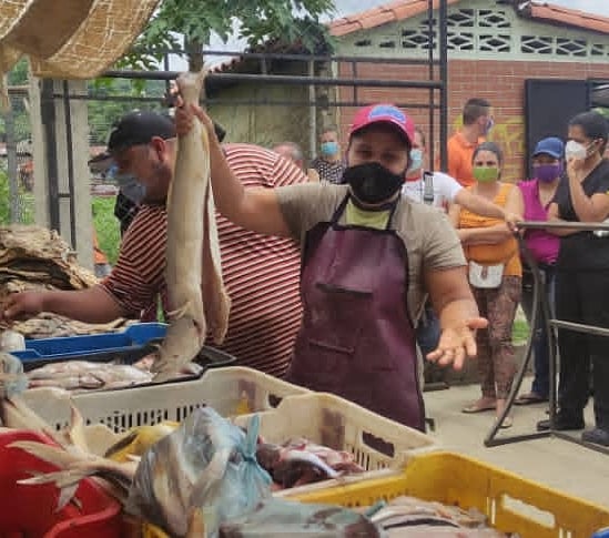 alejabolivarian's tweet photo. 🗣@RangelSilva4F

Activas en #Trujillo las jornadas de distribución de pescado, proteína predilecta y tradicional en la Semana Mayor, con el despliegue del @Minpescave2

#TodosContraElVirus
@PR360_Con
 https://t.co/XAyhd0ld2g
