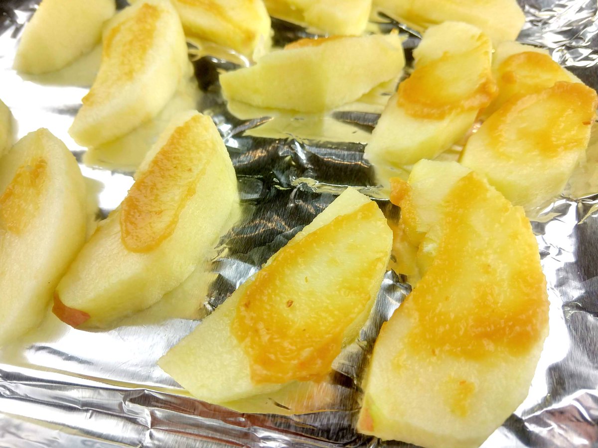 simpaticofoods's tweet photo. Roasted Apples Slathered with Organic Citrus Infused Sauce from Simpatico Foods. Sharp Cheddar Cheese is Optional. Sign up for our recipe blog to receive this and other tasty recipes.  Sign up -> https://t.co/Vzq3OnjRuv #foodies #foodblogger #vegan #vegetarian #organic #HappyHour https://t.co/xk4iUoTCsj
