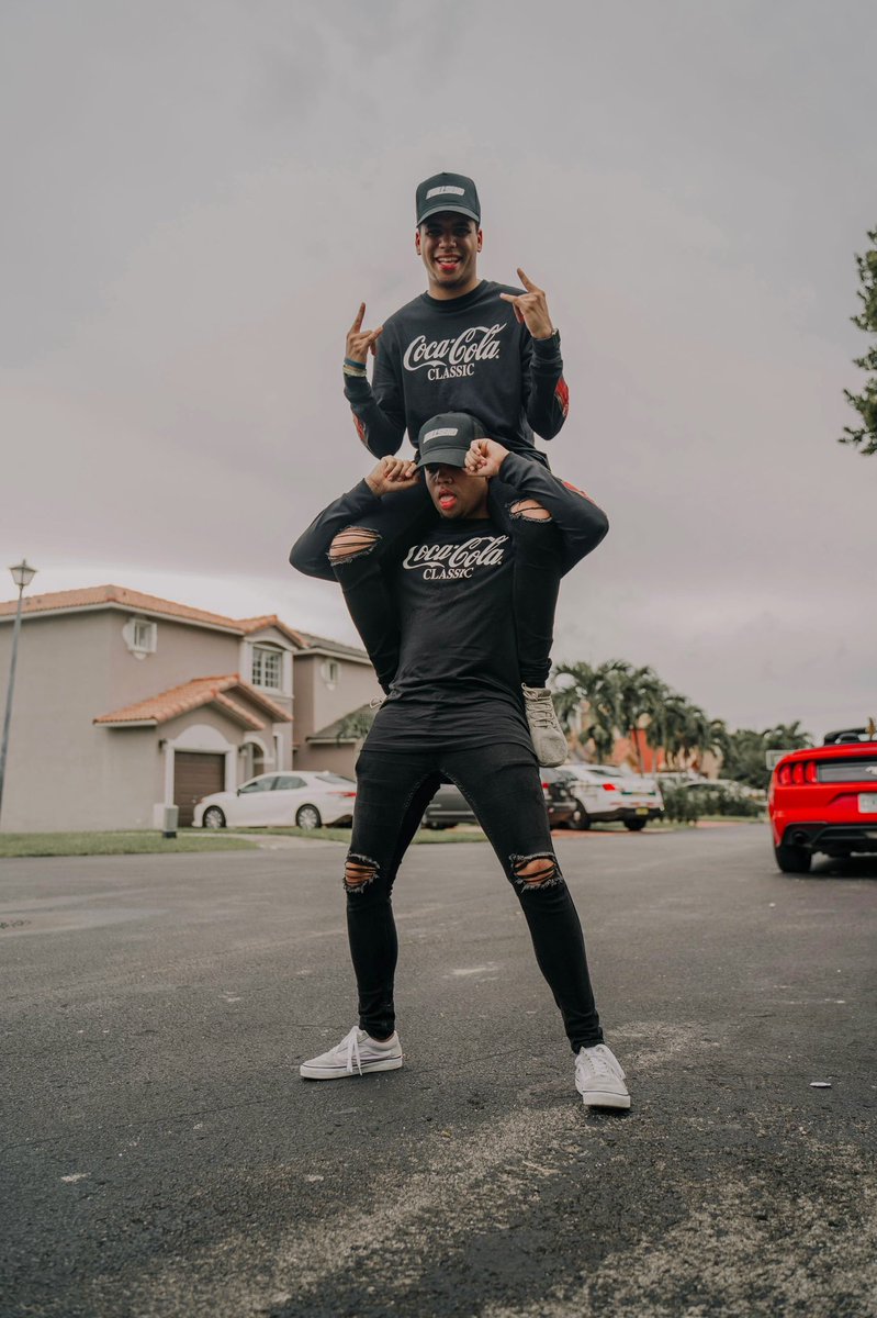 venturatwins's tweet photo. Coke https://t.co/wlXltKC3xW