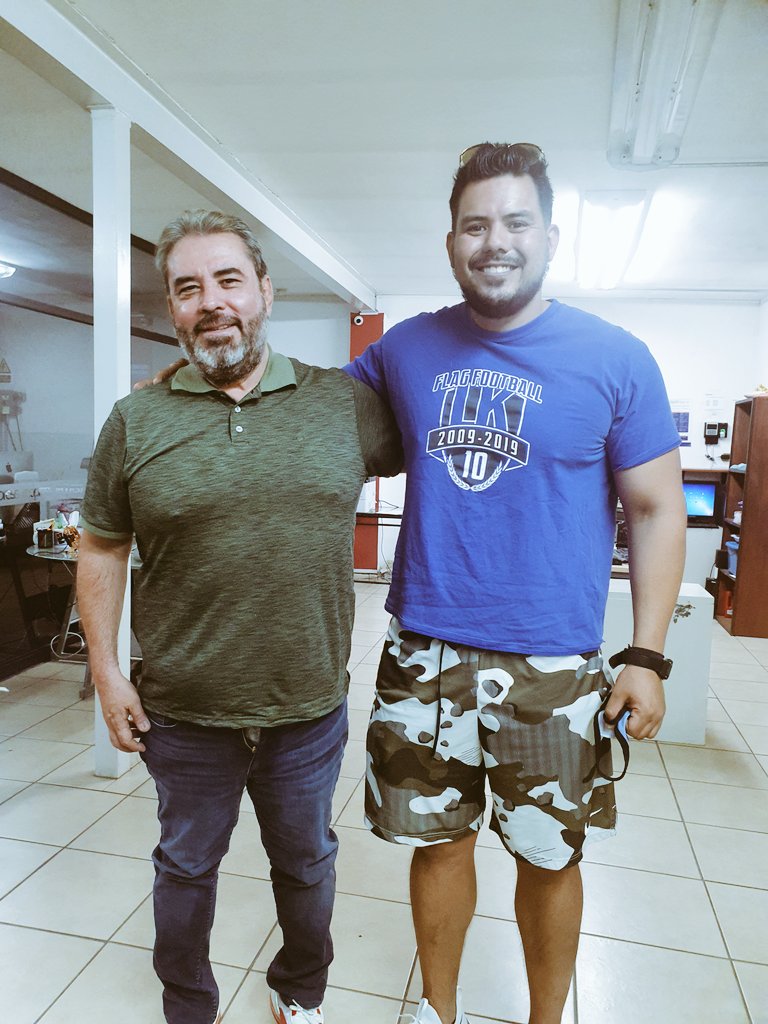 elBigboii's tweet photo. Hoy fui a una empresa a recoger un patrocinio para @LadyKnightsHmo y me tope con este señoraso. Es como si estuviera hablando con mi yo del futuro. Hablamos de ser competitivos, de la pasión, del esfuerzo ,de victorias y derrotas y de la dicha de ser entrenador. https://t.co/pwj8nB64EX